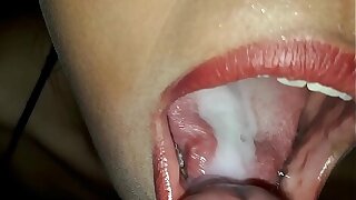 Chupada de verga con gran descarga de semen en la boquita de susy.